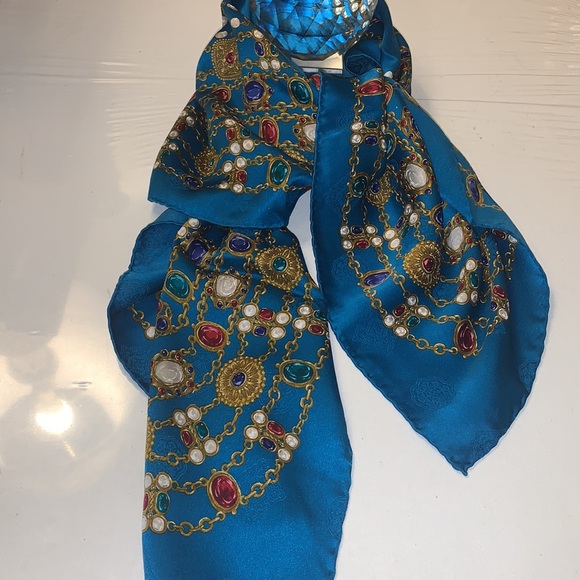 Chanel silk scarf (no tag) - Picture 3 of 4